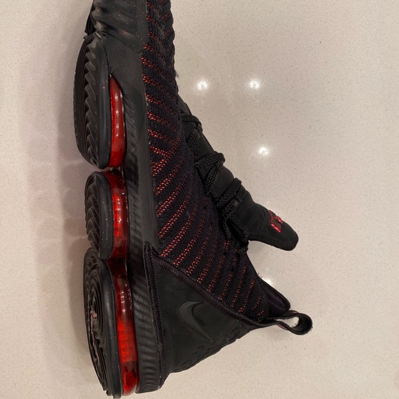 LeBron 16 Fresh Bred